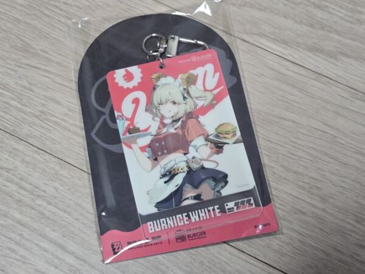 - 실물 보니까 엔비 아크릴 카드 키링도 탐난다