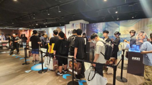 - 레드 후드 LP 플레이어를 손에 꼭 쥔 지휘관들