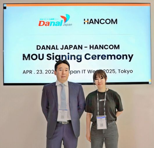 한컴 김연수 대표(오른쪽)와 다날재팬 오오무라 리이치 대표가 기념 사진을 촬영하고 있다. 사진=한글과컴퓨터