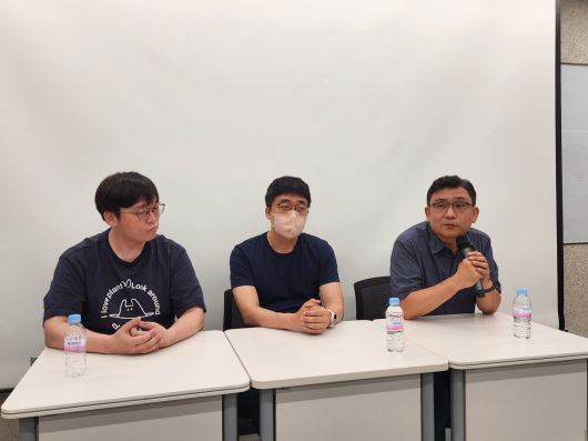 - 인터뷰 중인 개발진의 모습