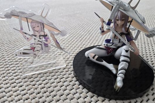 - 제일복권 B상 피규어와 동일한 포즈다 "확실히 제일복권 피규어 도색, 마감과 비교하니 퀄리티 차이가 확 난다"