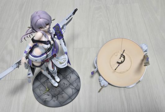 - 갓 내부 디테일도 놓치지 않았다 "갓을 씌우려면 머리의 고정 핀을 제거해야 한다"