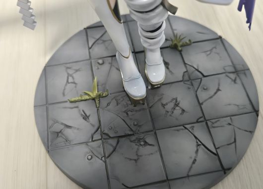 - 20만 원대 피규어에 걸맞게 지지대 바닥도 디테일을 넣었다