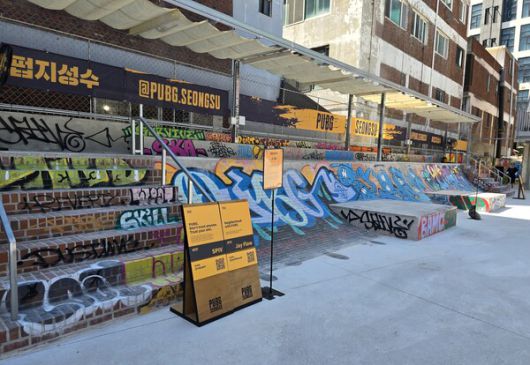 - 입구부터 힙함이 느껴지는 그래피티