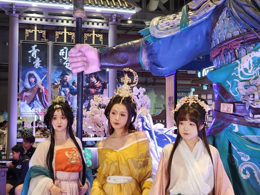 - 코스어들이 부스를 방문한 관람객들을 맞이한다