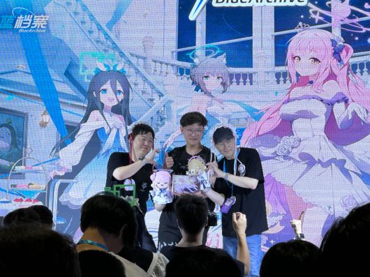 - 블루아카이브 부스를 방문한 우리의 용하형