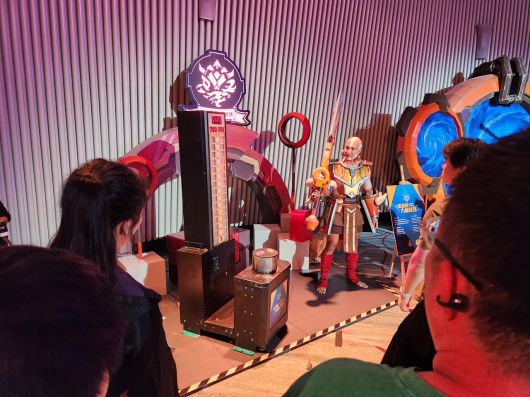 - 남자라면 그냥 지나치지 못하는 망치 게임