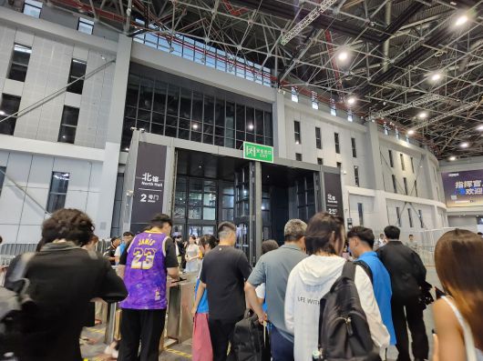 - QR 코드를 찍으면 입장하는 방식