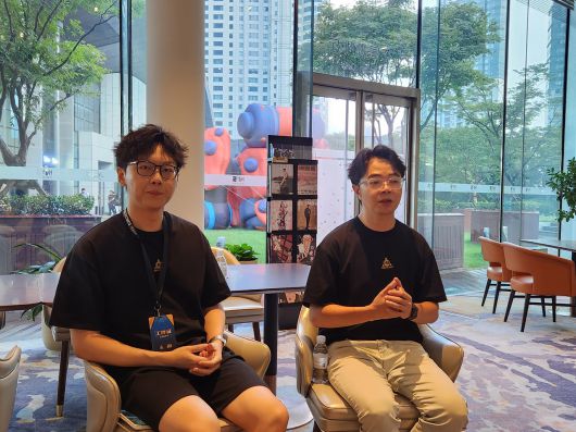 - 이안 글로벌 운영 총괄(좌), 류헝 개발 디렉터