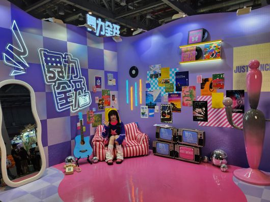 - 귀여운 코스프레를 하고 관람객을 맞이한다