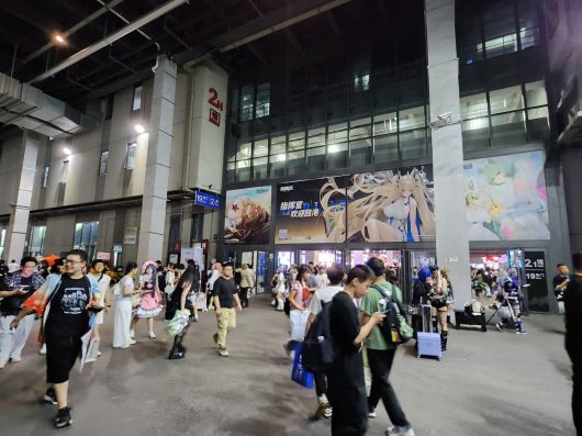 - 컨벤션 센터 내부는 정말 넓다