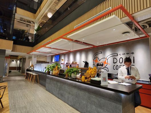 - 다양한 메뉴를 판매 중인 사내 카페