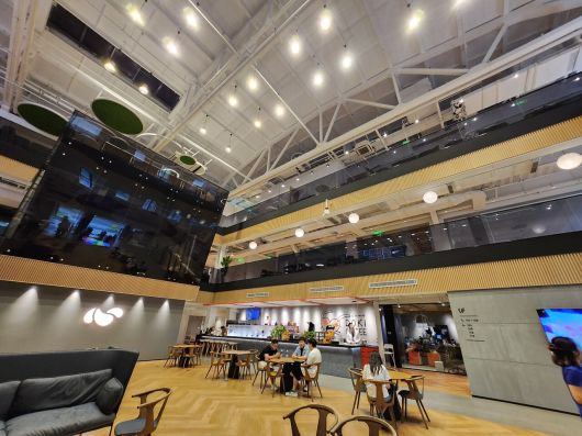 - 가운데 홀을 중심으로 부서가 나뉘어 있다