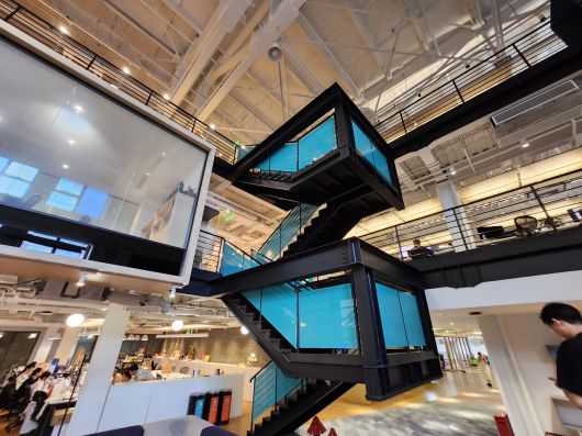 - 독특한 구조의 개방형 개단