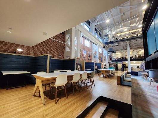 - 휴게 공간은 상당히 깔끔하다