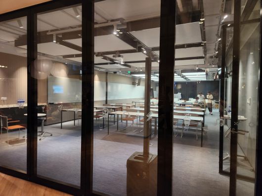 - 조그마한 회의실부터 대형 회의실까지 다양하게 구비돼 있다