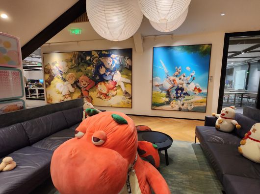 - 서비스 중인 게임으로 꾸며진 휴게 공간