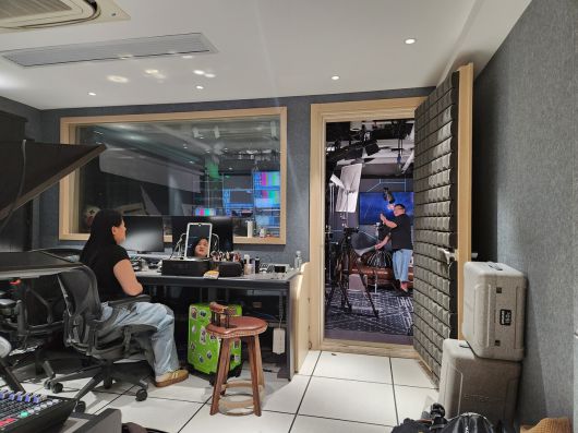 - 방송 스튜디오도 존재한다