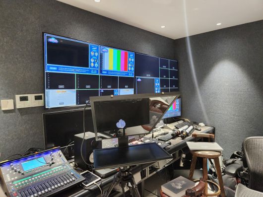 - 다양한 방송 장비들