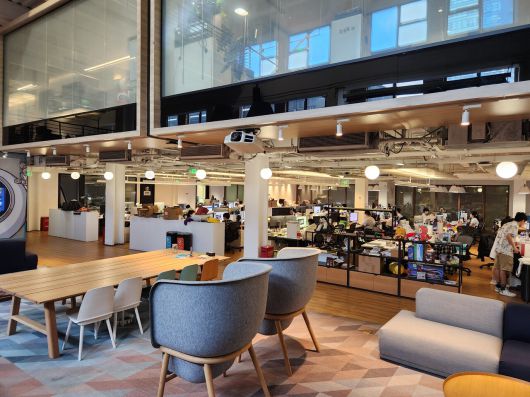 - 맞은편에 바로 업무 공간이 위치해 있다