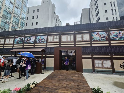 - 온천 여관 느낌이 물씬 나는 건물 외관