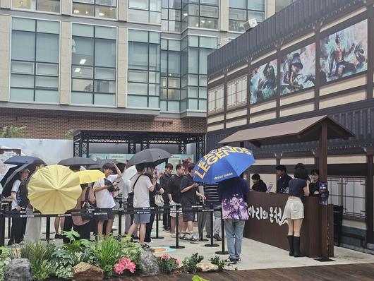 - 비가 오고 있어도 유저들의 열정을 막을 순 없었다