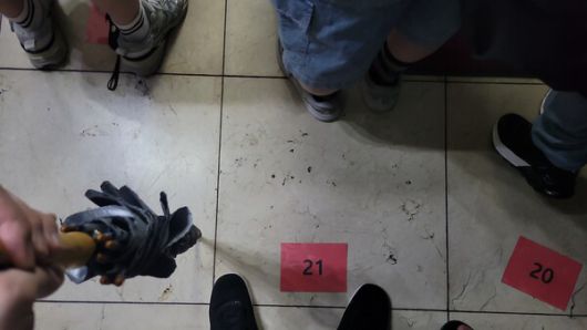 - 바닥에 번호표가 있어서 줄로 싸울 이유가 하나도 없다