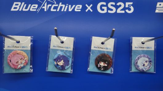 - 가방을 꾸밀 수 있는 새로운 핀뱃지들