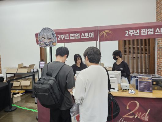 - 만족스럽게 굿즈를 구매한 유저들