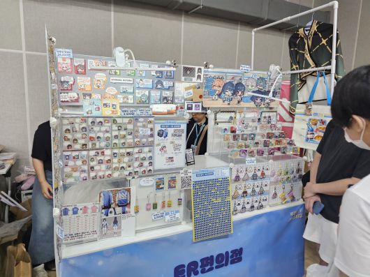 - 야시장 내부에서도 유저들이 만든 다양한 굿즈가 있다