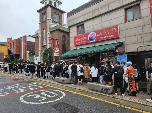 - 굿즈 스토어 앞에도 대기줄이 즐비했다