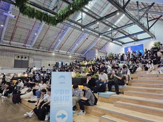 - 경기를 관람하는 많은 유저들