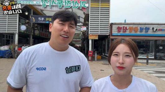 - 괴산 전통시장에 방문한 스트리머 양팡과 대륙남