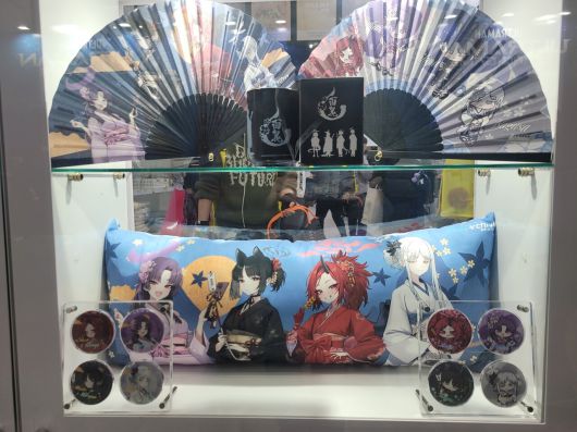 컨셉이랑 잘 어울리는 굿즈들이 많다(현장=정준혁 객원기자)