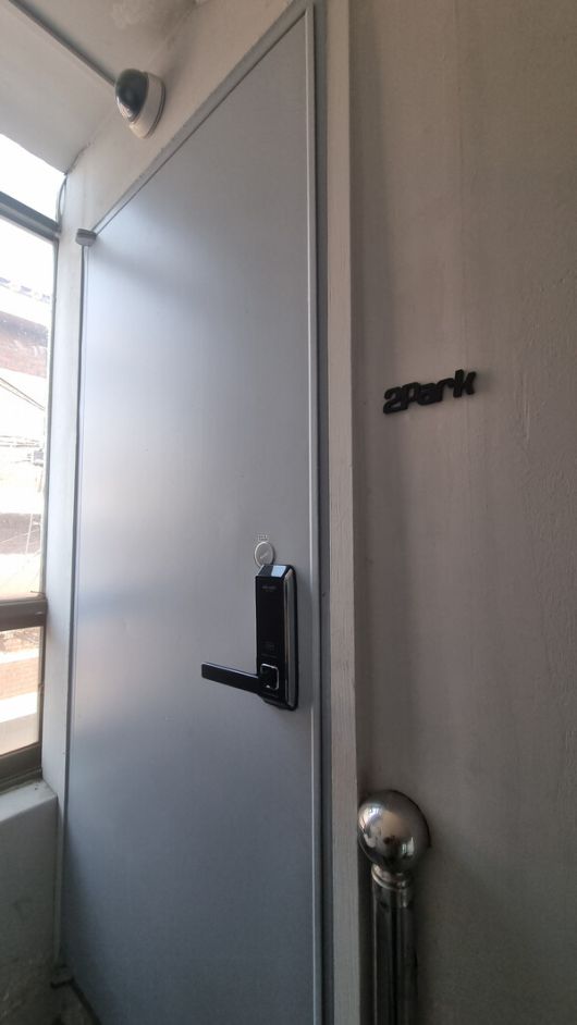 투팍플레이그라운드 사무실 앞. ‘2Park’이라는 표식이 눈에 띈다. [사진=필드뉴스]