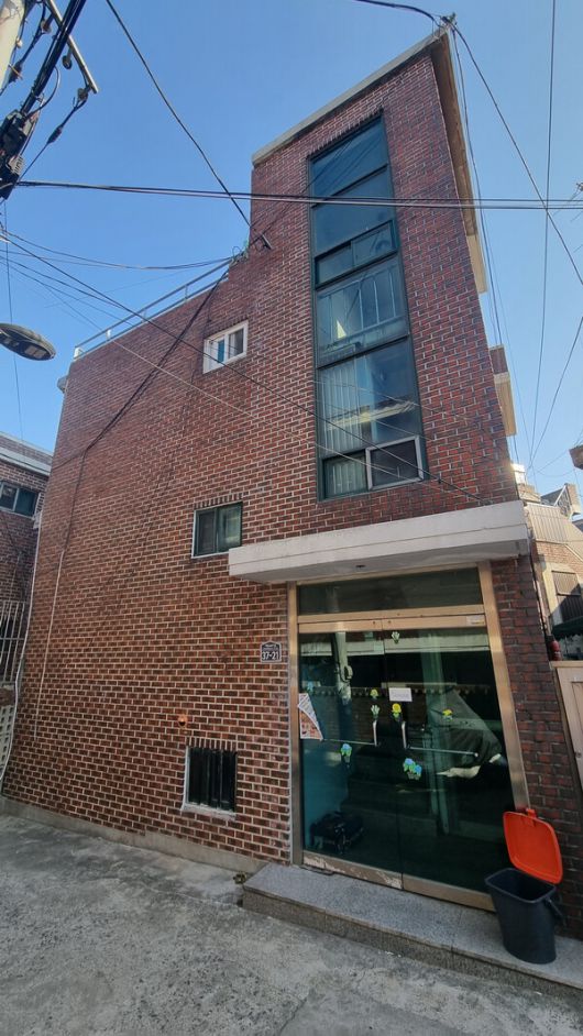 배우 박희순이 2017년 12월 설립한 투팍플레이그라운드 건물 전경. 서울 용산구 동빙고동 오래된 구옥이 즐비한 골목길의 단독주택에 위치해 있다. [사진=필드뉴스]