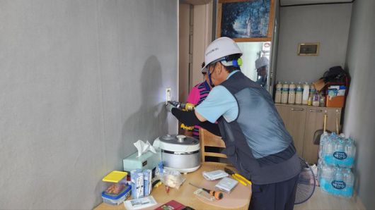 홀몸노인가구 잔고장 출장 수리 모습 [사진=용인특례시]