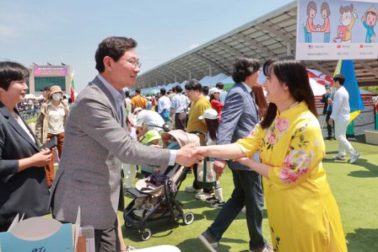 18일 용인특례시청 하늘광장에서 열린 '제18주년 세계인의 날 기념축제'에서 이상일 시장이 행사 참가자들과 인사를 나누고 있다. [사진=용인특례시]