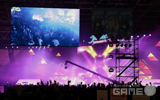 열광적인 분위기의 DJ 스테이지 / 넥슨