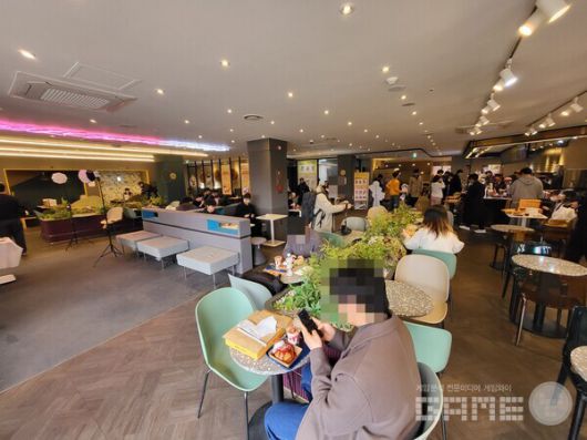 카페 내부가 꽤 넓은편임에도 불구하고, 시간마다 인원들이 가득차는 모습을 보여줬다 / 게임와이 촬영