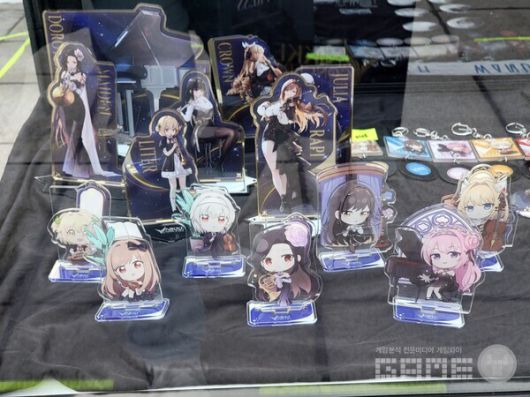 현장에서 볼 수 있었던 니케 오케스트라 굿즈의 샘플 모습 / 게임와이 촬영