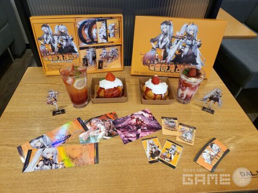 컬래버 메뉴를 구매하면 받을 수 있는 특전과 음식의 모습 / 게임와이 촬영