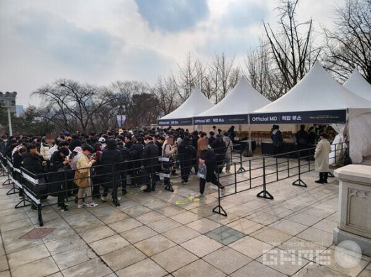 이른 시간부터 오케스트라 굿즈를 사기 위해 많은 인원들이 방문했다 / 게임와이 촬영