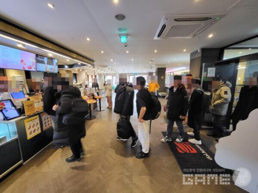 사실상 방문한 인원 전원이 대사 이벤트에 참여했는데, 해외 이용자도 많아 다른 나라의 언어가 들리기도 했다 / 게임와이 촬영