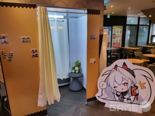 매장 좌측에 포토 부스가 마련되어 있다 / 게임와이 촬영
