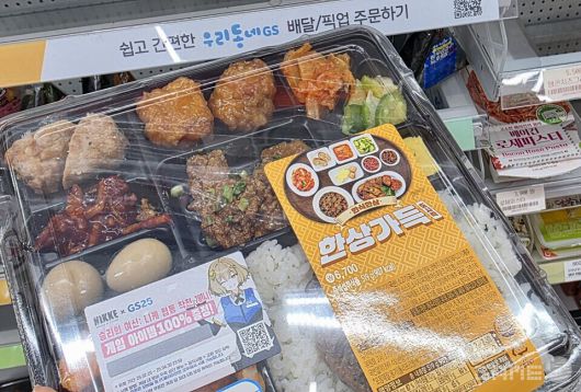 ▲ 편의점 매대에 전시된 니케 콜라보 제품 / 게임와이 촬영