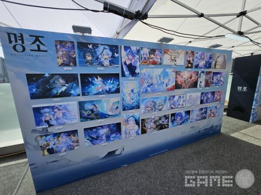 인기 작가들의 팬아트 및 일러스트도 감상할 수 있다 / 게임와이 촬영