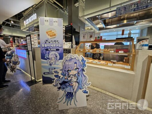 바로 맞은편에는 컬래버 음식이 판매중이다 / 게임와이 촬영