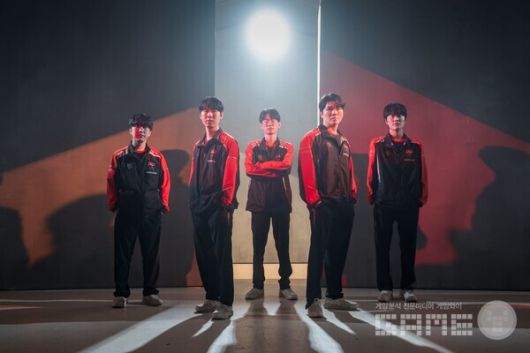 개막 주차에 치른 두 경기를 모두 2대0으로 승리하며 1위에 오른 농심 레드포스 /LCK