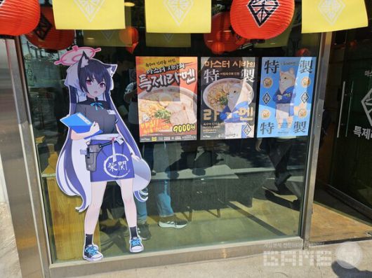 매장 외부에 붙어있는 세리카의 모습 / 게임와이 촬영
